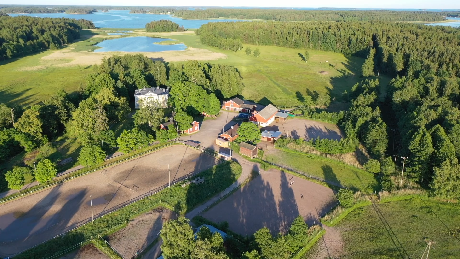Husön Ratsastuskeskus on ratsastuskoulu Helsingissä maalla meren äärellä. 